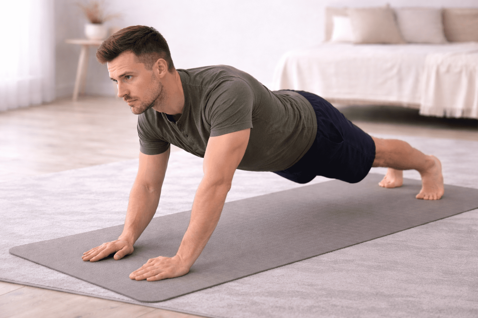 Person utfører planke med albueveksling — dynamisk kjerneøvelse for kontorarbeidere