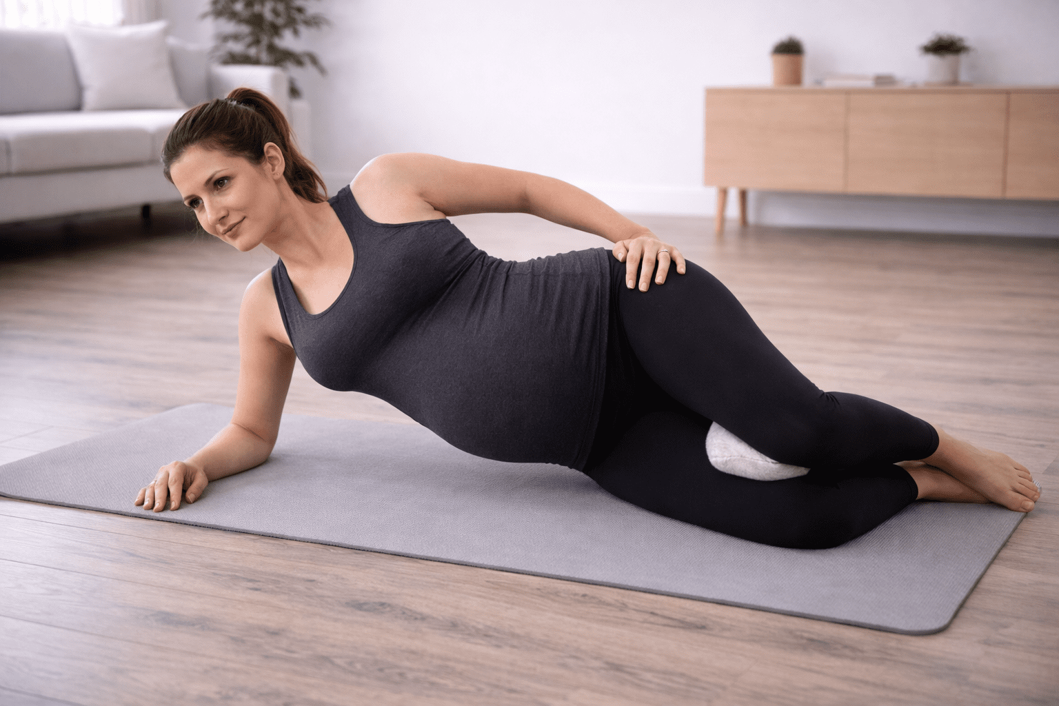 Gravid kvinne utfører sideliggende bekkenløft