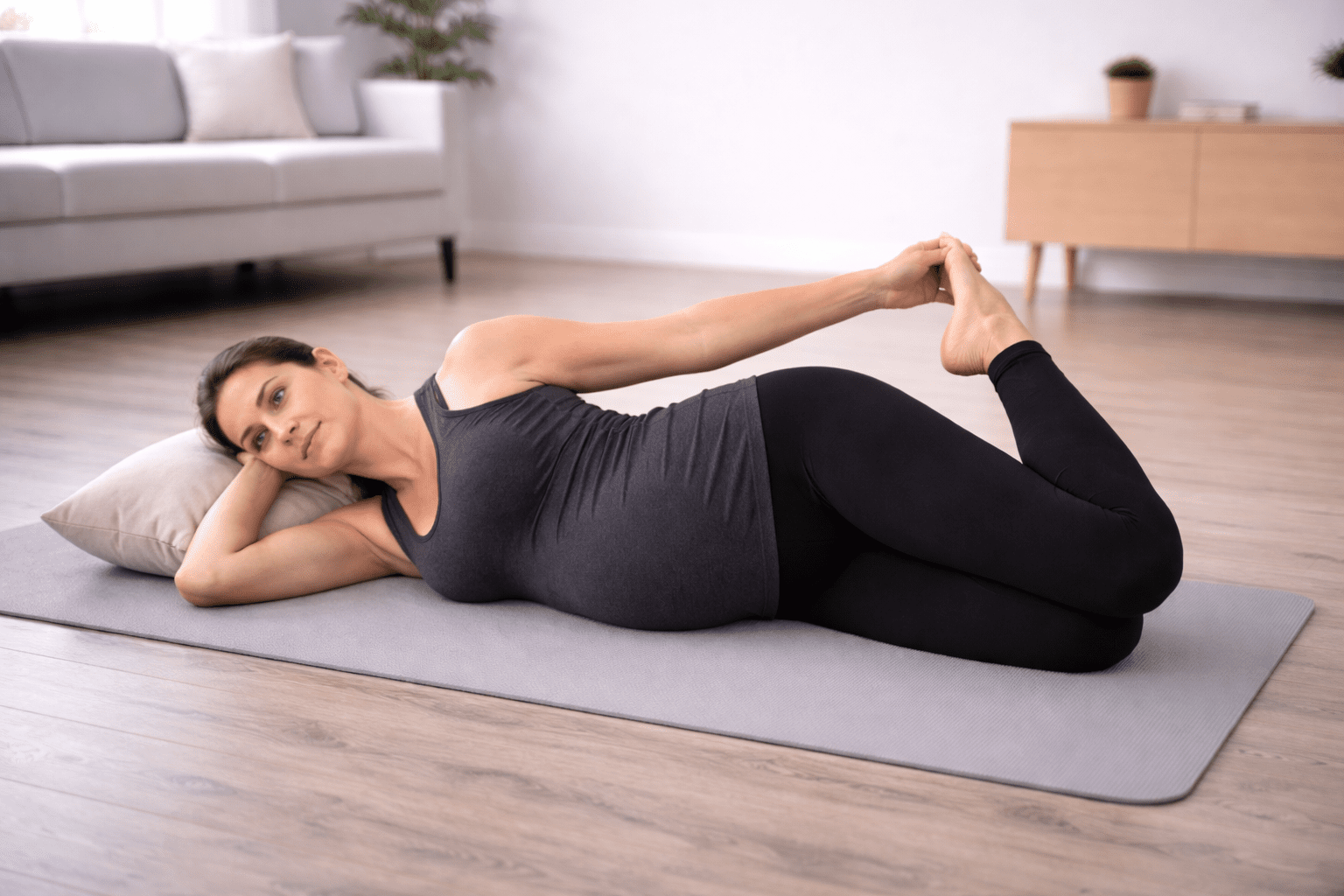 Gravid kvinne utfører sideliggende lår- og hoftestretch