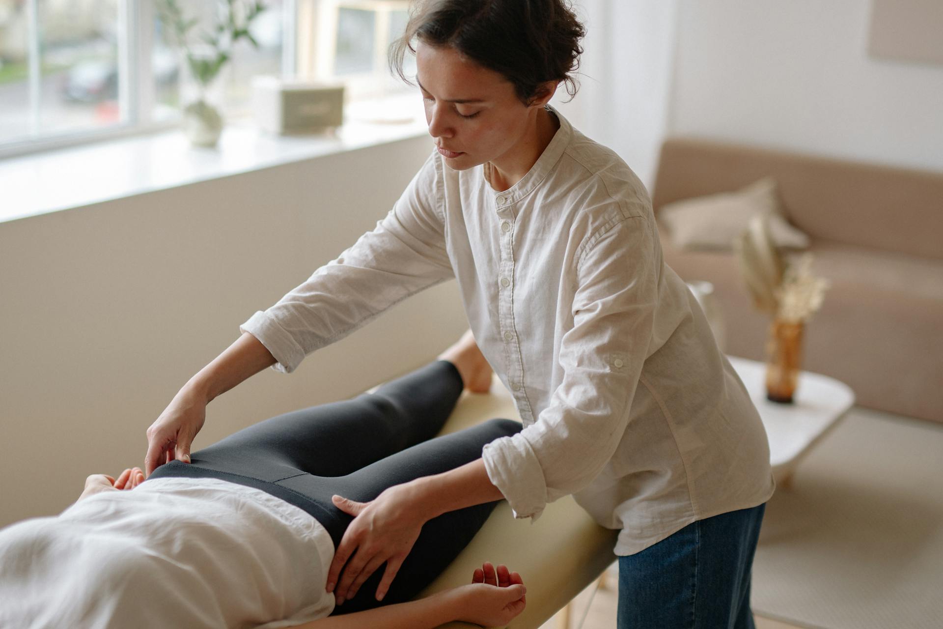 Fysioterapeut veileder pasient i hjemmetrening