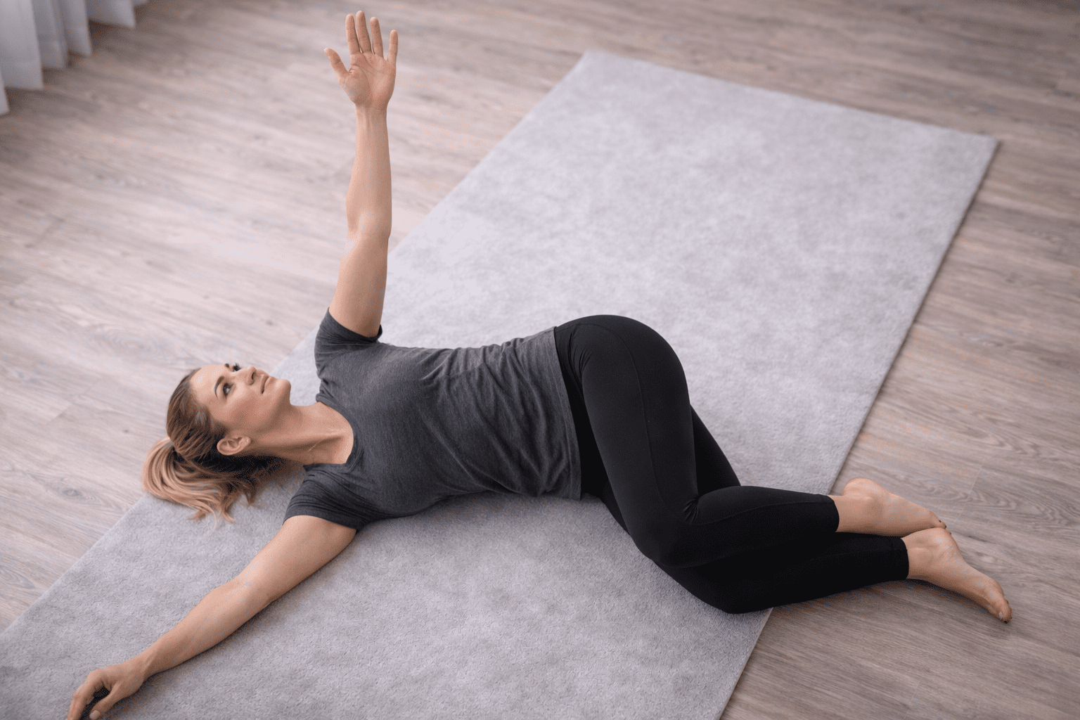 Kvinne utfører åpen bok thorax-rotasjon for skulder