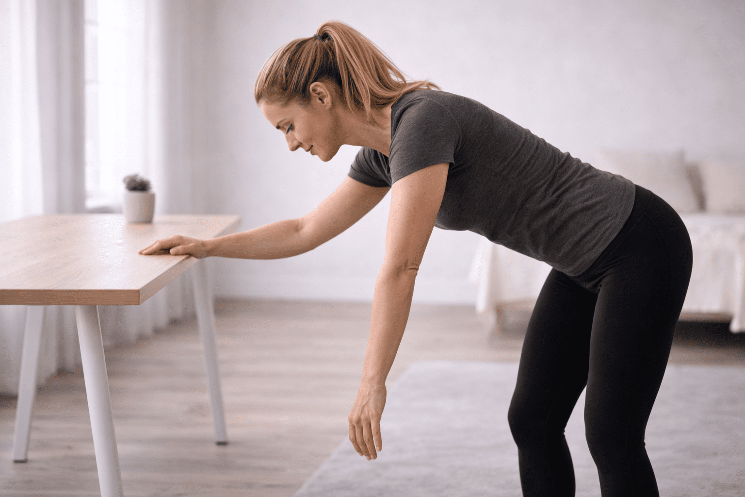 Kvinne utfører pendeløvelser Codmans pendel for skulder