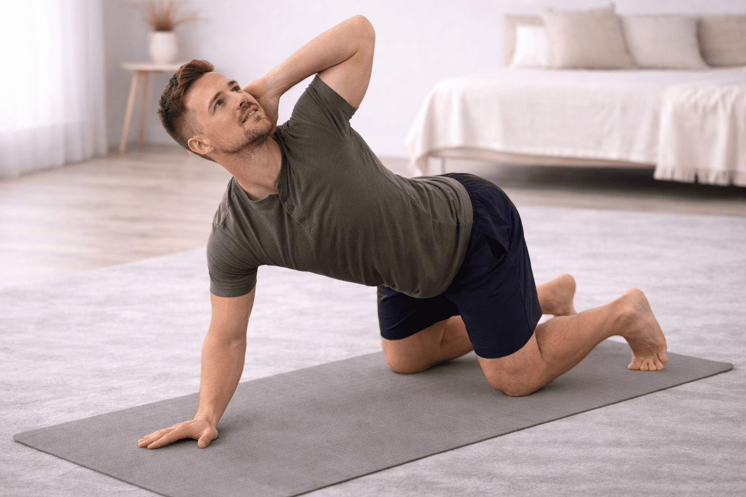 Person utfører thorax-rotasjon på alle fire — mobilisering for kontorarbeidere